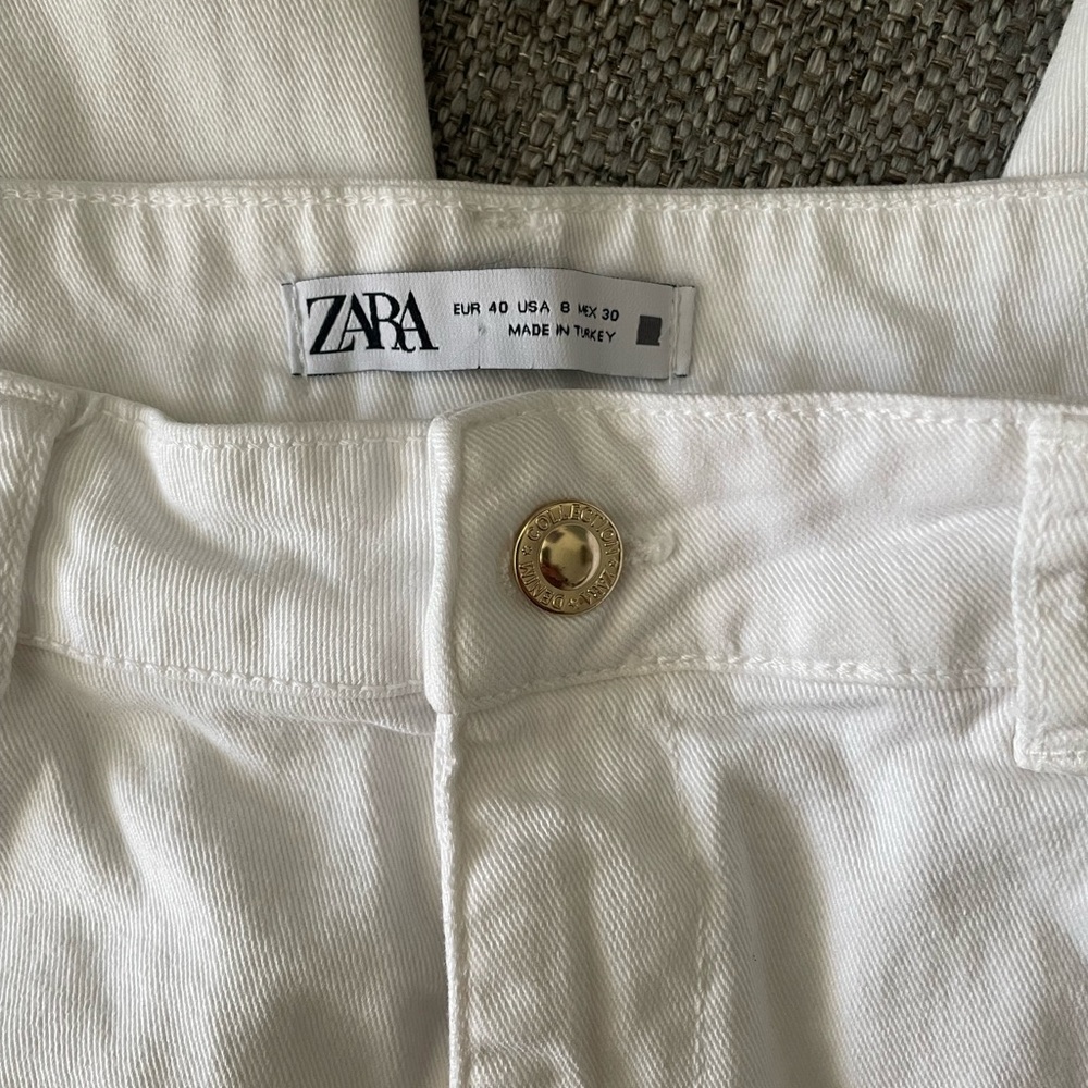 Zara White Jeans with Gold Accent Size 8